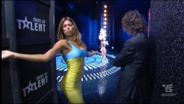 Italia’s got talent 2012 – Maria De Filippi “scialla”, Belen Rodriguez già a suo agio. Nomi e foto di chi passa il turno