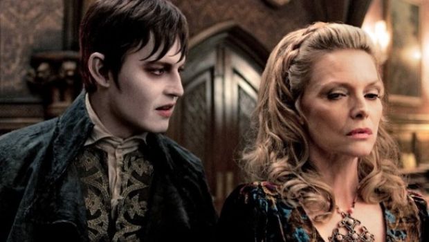 Dark Shadows di Tim Burton – nuova foto ufficiale di Johnny Depp e Michelle Pfeiffer