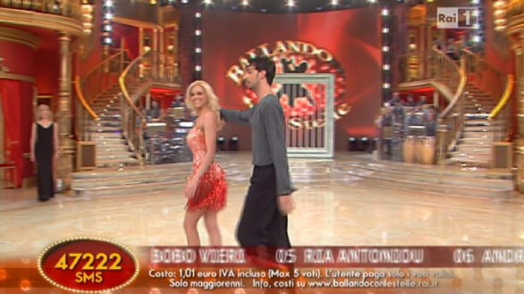 Ballando con le stelle 8: Ria Antoniou sculetta, Raimondo Todaro fa l’occhiolino nella samba