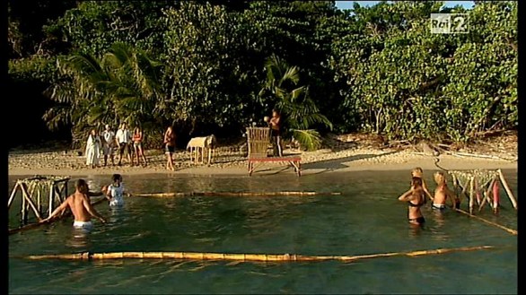 Enzo Paolo Turchi ferito dal cocco – L’Isola dei famosi 2012