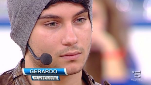 Amici 11, Gerardo (tanto mica) lascia. Prof al cellulare e pomiciate a go go