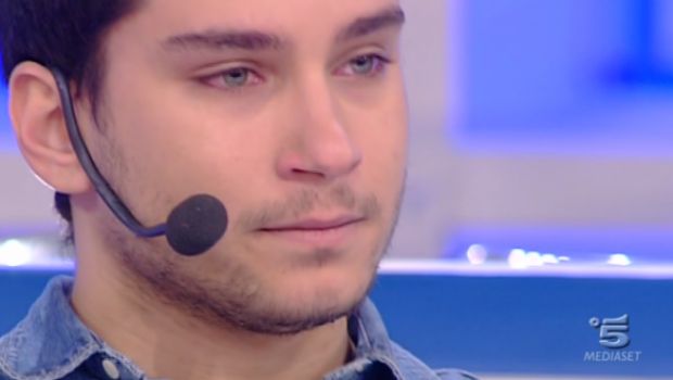 Amici 11 – lo speciale di sabato 4 febbraio 2012. De Filippi entra nella scuola per il cazziatone: “Siete qua per fare i personaggi? Amici rispetto a X Factor costa alla rete tutto l’anno”
