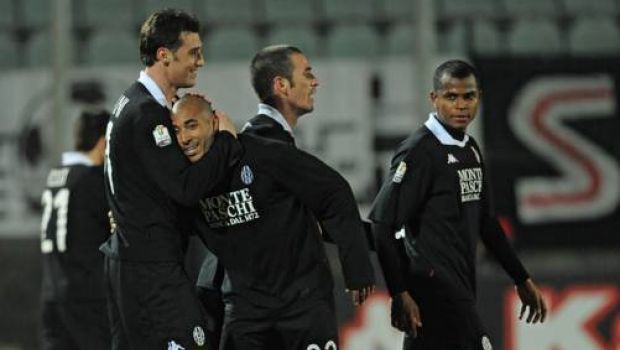 Ascolti Tv giovedì 9 febbraio 2012: Siena-Napoli 4,967 mln (16.23%), E’ complicato 4,819 (17.53%) e L’Isola dei famosi 4,223 (17.47%)