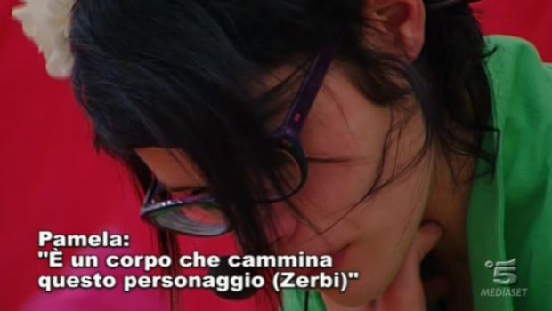 Amici 11, Pamela esce tra le lacrime. Claudia smaschera il pongoregolamento e Zerbi la cazzia. Gerardo sbadiglia