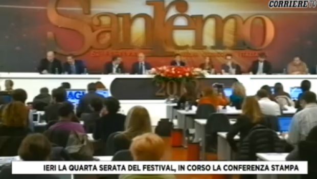 Sanremo 2012 – Conferenza stampa sabato. Bertè e Gigi graziati per il playback contro il regolamento. Mazzi smentisce Striscia e dice “per la Lei Celentano è un delinquente. Io sono quattro anni che non sbaglio un colpo”. Mazza dalla parte del Dg