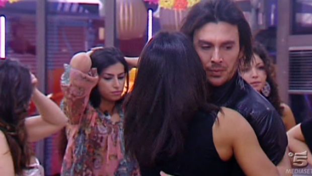 Grande Fratello 12: anticipazioni diciottesima puntata 20 febbraio 2012: un nuovo invasore concorrente dal casting online e un faccia a faccia Fabrizio e Monica