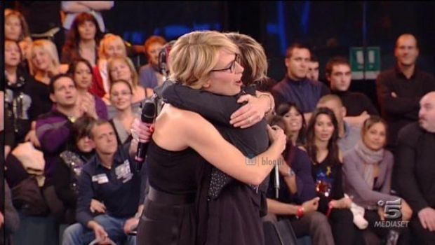 Amici 11, speciale di sabato 25 febbraio 2012. Ospite Emma. Grazia chiede la sospensione di Gerardo (pure bullo: fa finire la felpa di Jonathan nel cesso). Anbeta non saluta mai Maria