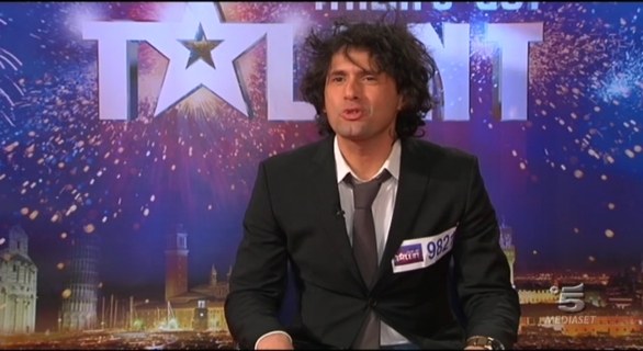 Vito Campobasso, acrobata con la Vespa ad Italia s got talent 2012
