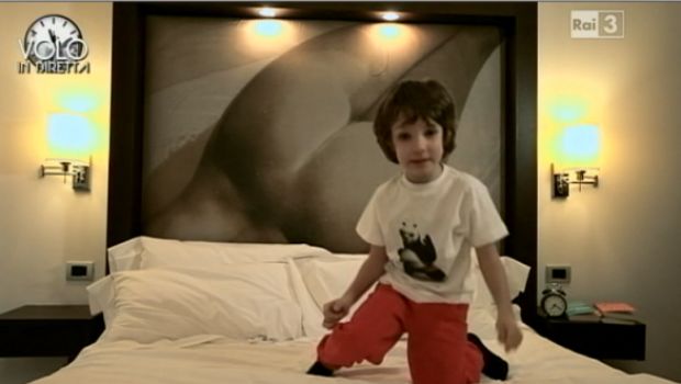 Il bambino che gioca a fare Fabio Volo. Tra caffè, autografi e doppi sensi