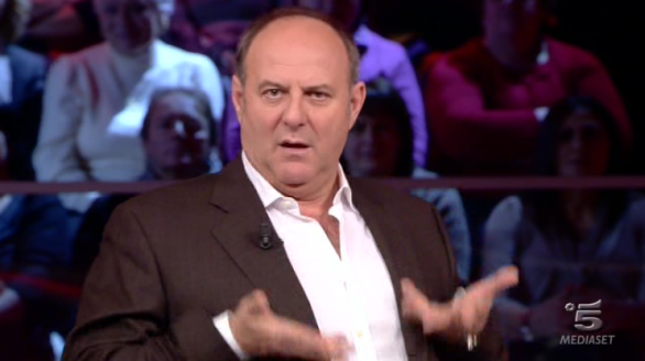 Money drop – Gerry Scotti mima le forme del seno