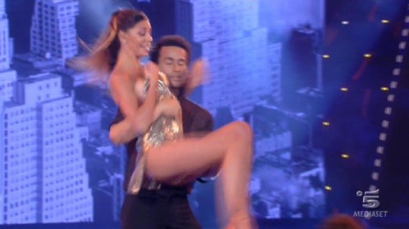 Amici – Belen Rodriguez fuori di tetta