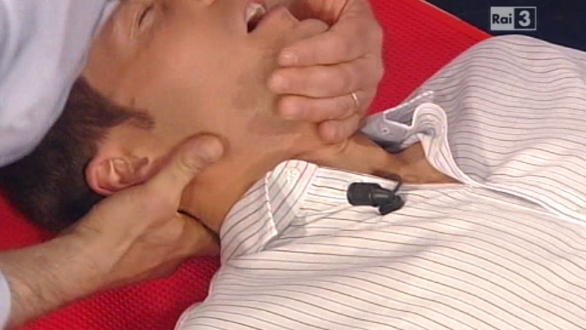 Massimiliano Ossini e la cervicale. Che fa crac in diretta