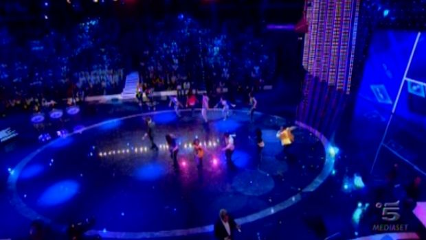 Amici, nella seconda puntata ospiti Sharon Stone, Sabrina Ferilli, Simone Annichiarico e Luca e Paolo