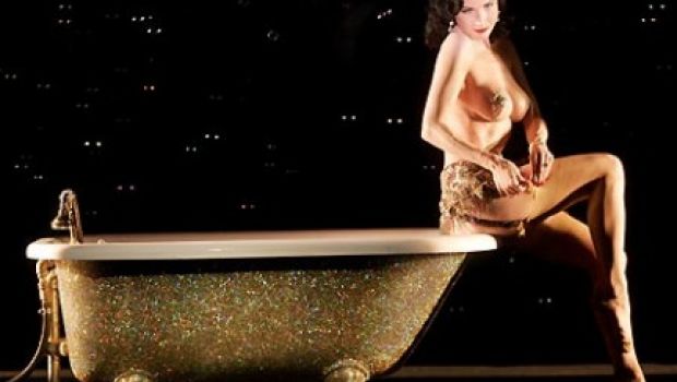 Programmi tv stasera, lunedì 9 aprile 2012. Dita Von Teese a CSI