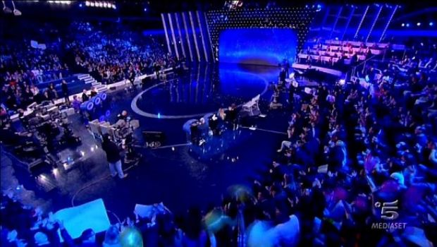 Amici, la produzione risponde alla domande di TvBlog: «Il gossip di Belen fuori dal serale»