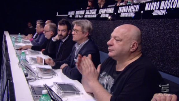 Amici: si può twittare in diretta? Dibattito tra Coruzzi e Scanu. Zerbi lascia per minacce?