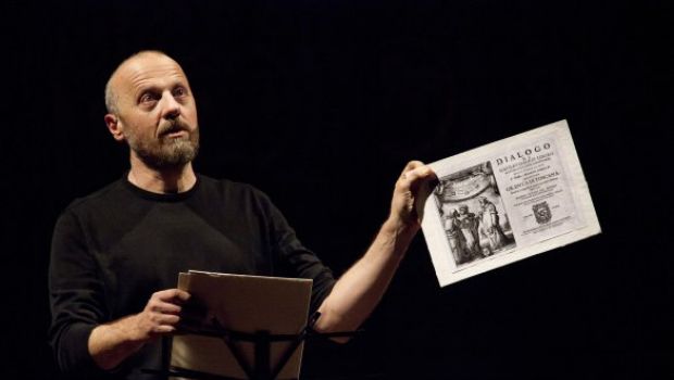 Itis Galileo, Marco Paolini stasera torna su La 7 (e subito dopo l’approfondimento con Natascha Lusenti)