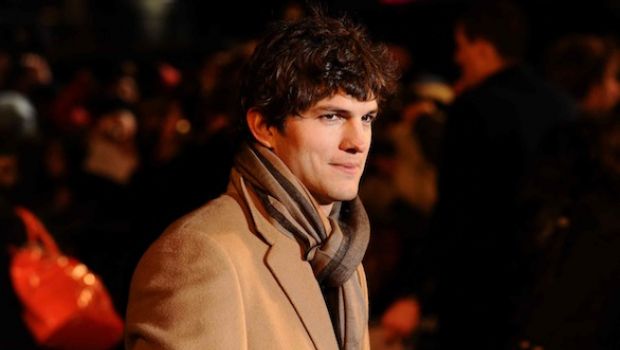 Ashton Kutcher nei panni di Steve Jobs nel film Jobs