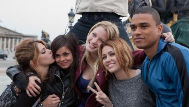 LOL – le foto ufficiali della commedia con Miley Cyrus, Ashley Greene e Demi Moore