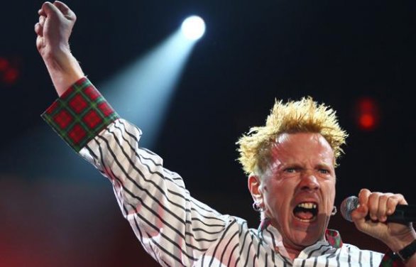I talent umiliano i musicisti. Le etichette discografiche devono fallire. Parola di John Lydon dei Sex Pistols