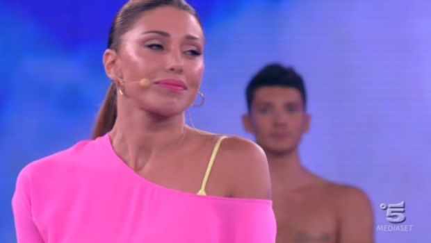 Amici 2012, Bonolis umilia Belen: “So tutto di lei guardando Studio Aperto. Ora chi sceglie?”