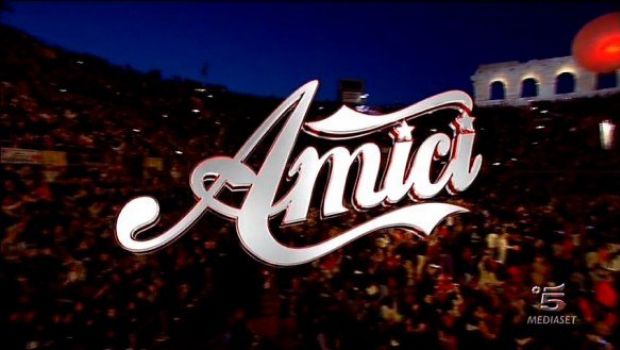 Mediaset: “La finale di Amici regolarmente in onda nonostante i fatti di Brindisi”. Un messaggio ad inizio puntata