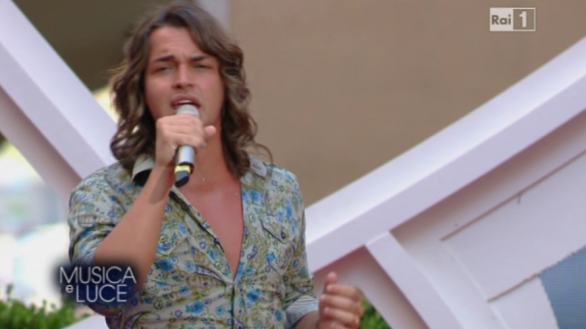 Valerio Scanu – Look improbabile a Musica e luce