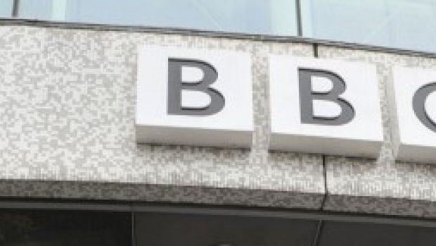 Il direttore generale della tv pubblica si taglia lo stipendio (tranquilli, parliamo della Bbc)
