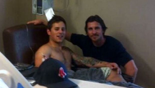 Christian Bale visita le vittime della strage di Denver
