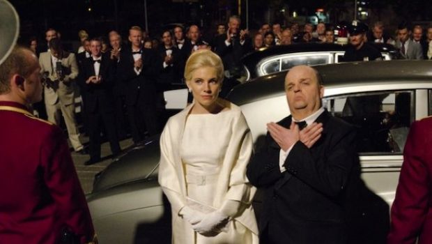 The Girl: le foto di Toby Jones e Sienna Miller nei panni di Alfred Hitchcock e Tippi Hedren