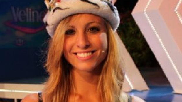 Veline 2012, Giulia Piubello vince la puntata dell’11 agosto. Questa sera si recupera la puntata di venerdì