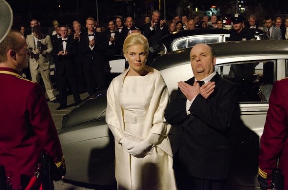 The Girl: le foto di Toby Jones e Sienna Miller nei panni di Alfred Hitchcock e Tippi Hedren