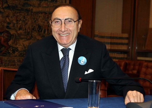 Pippo Baudo contro Uomini e donne: “Che tristezza i vecchi che si corteggiano”