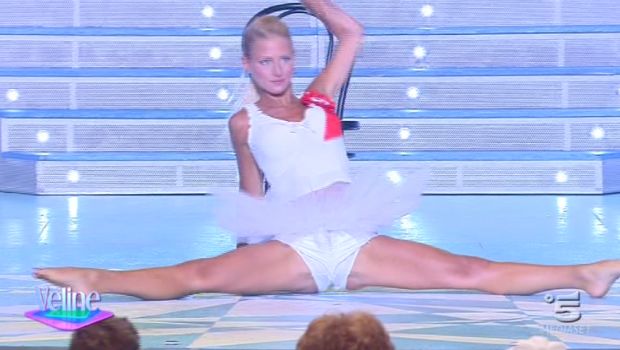 Veline 2012, Emma Mariani vince la semifinale del 6 settembre. Ripescata con che criterio?
