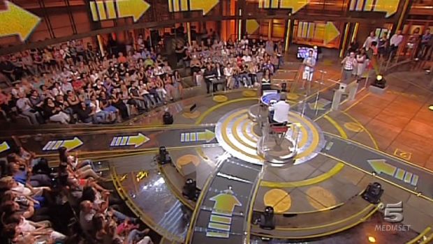 Avanti un altro!, Bonolis gioca coi personaggi, ma mancano i concorrenti