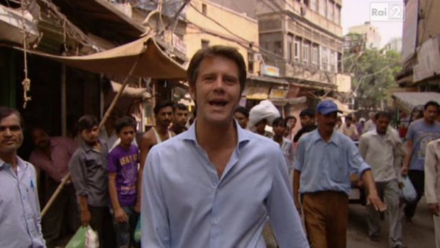 Pechino Express, la prima puntata live. Andres e Anastasia eliminano i fratelli Alarico e Armando