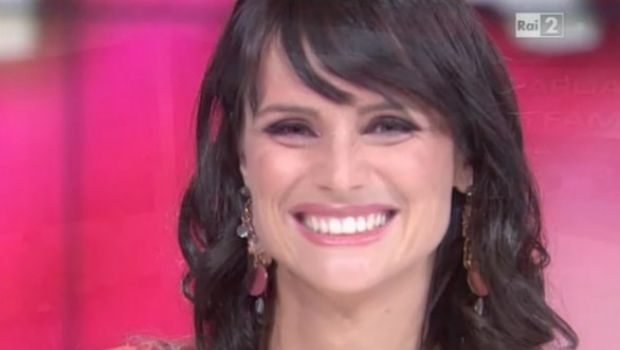 Parliamone in famiglia, non per forza in tv: gli ospiti soffocano talk e conduttrice