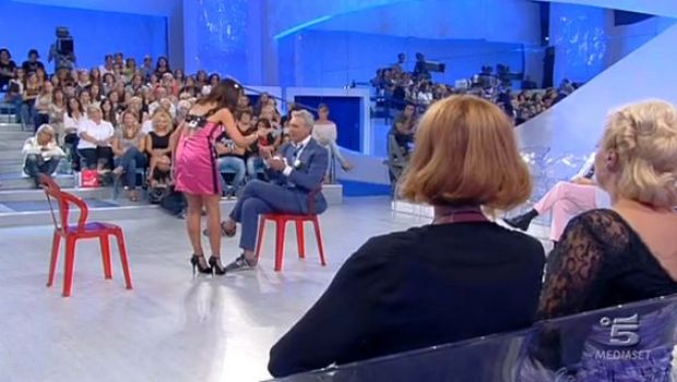 Uomini e Donne: denunce, minacce (e qualche amore senile) per un pomeriggio palesemente trash