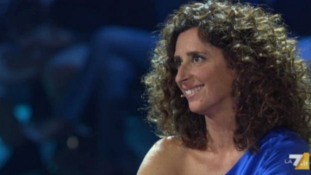 Teresa Mannino stasera è qui per (far) ridere sui bimbi che piangono (e poi smentiscono) in tv