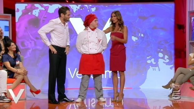 Verissimo da boutique: la Toffanin chic non raggiunge il pubblico (e si fa fare un panino al crudo)