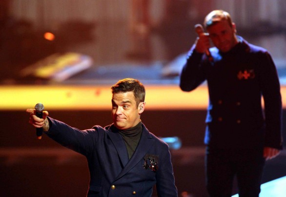 X Factor 6: Robbie Williams a Milano alla Coin prima di essere ospite al talent show (video)