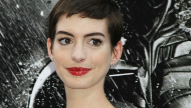 Una commedia romantica nel futuro di Anne Hathaway