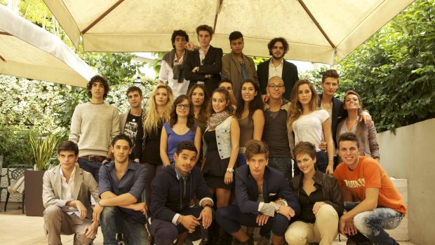 La Scimmia, la prima puntata live su TvBlog. Valsecchi ha già scritto la sua sceneggiatura: il web solo per votare il più bello?