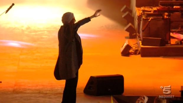 L’evento è finito, cantate in pace, rendiamo grazie al Cele. Ma il Padre nostro Azzurro viene sconsacrato dalla reclame