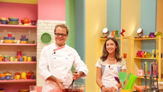 Spyros conduce Help Kitchen – Guai in padella, dal 24 dicembre su DeA Kids