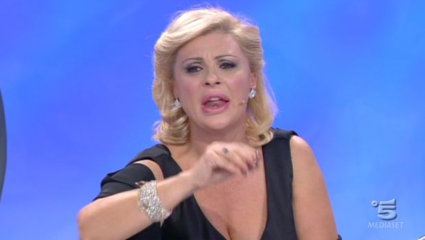 Tina contro gli ‘anziani’: “Che credibilità può avere Uomini e donne se andate nei supermercati a baciare le ventenni?”