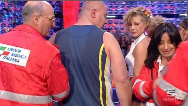 Lo show dei record, la sesta puntata di giovedì 18 ottobre 2012. Brutto incidente: arriva la Croce medica italiana