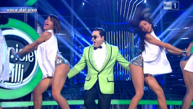 Cirilli Tale e quale a Psy in Gangnam Style (sculacciata all’italiana a parte)