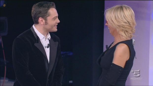 Tiziano Ferro e Maria De Filippi insieme in tv? Lui le fa la proposta a C’è Posta per te