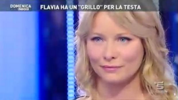 Domenica Live: Flavia Vento elemosina firme elettorali. Ci crede davvero?